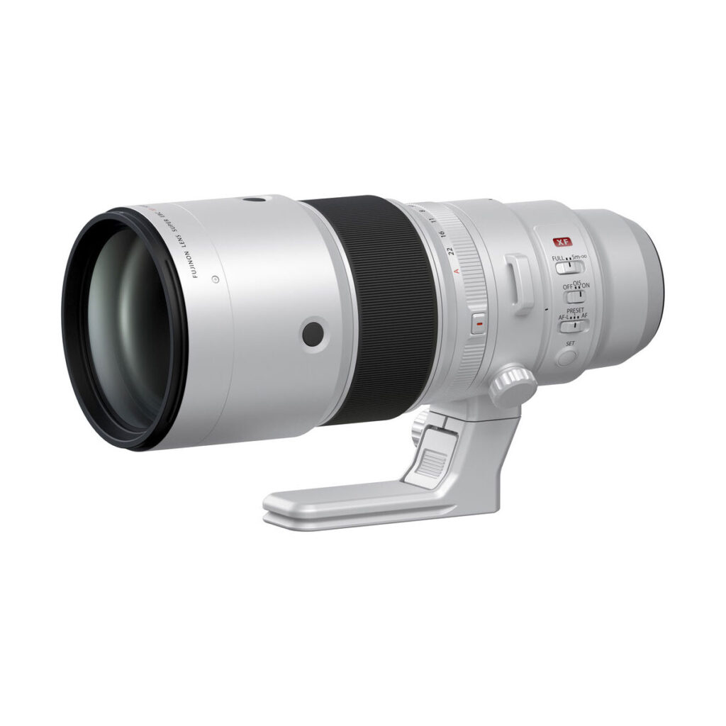 fujinon_xf_500mm_wr_03 Valkoinen Fujifilm Fujinon XF 500mm f/5.6 R LM OIS WR -teleobjektiivi, jossa on jalustan kaulus ja musta tarkennusrengas, näkyy valkoista taustaa vasten.