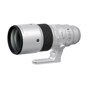 fujinon_xf_500mm_wr_03 The white Fujifilm Fujinon XF 500mm f/5.6 R LM OIS WR telephoto lens with tripod collar and black focus ring is visible against a white background.