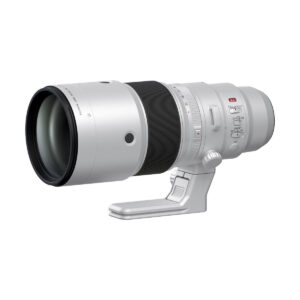 fujinon_xf_500mm_wr_03 Valkoinen Fujifilm Fujinon XF 500mm f/5.6 R LM OIS WR -teleobjektiivi, jossa on jalustan kaulus ja musta tarkennusrengas, näkyy valkoista taustaa vasten.
