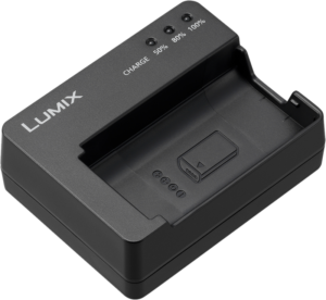 800q-01_111357 Panasonicin S-sarjan akkulaturissa DMW-BTC14E on merkkivalot CHARGE, 50 %, 80 % ja 100 %, ja se on suunniteltu pitämään ja lataamaan kameran akkuja.