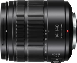 800q-01_111679 Panasonic Lumix G Vario 14-140mm f/3.5-5.6 II ASPH Power O.I.S. -objektiivi, musta, kuvioiduilla kahvarenkailla, merkintä 14-140mm, siinä on POWER O.I.S. on/off -kytkin ja etäisyysmerkinnät metreinä ja jalkoina.