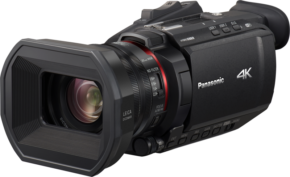 800q-01_113657 Musta Panasonic HC-X1500E 4K-videokamera, jossa on suuri objektiivi, ohjauspainikkeet ja sivussa näkyvät LEICA- ja 4K-merkinnät, näkyy vaalealla taustalla.