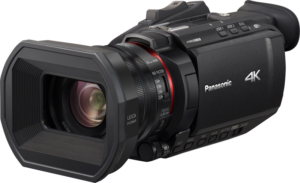 800q-01_113657 Musta Panasonic HC-X1500E 4K-videokamera, jossa on suuri objektiivi, ohjauspainikkeet ja sivussa näkyvät LEICA- ja 4K-merkinnät, näkyy vaalealla taustalla.