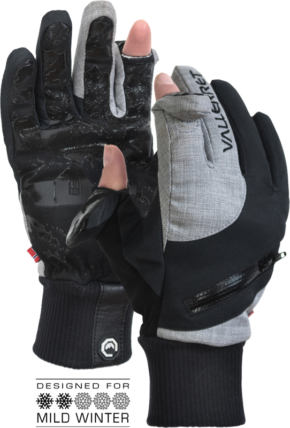 800q-01_114584 Vallerret W'S Nordic Photography Glove - XS on mustan ja harmaan sävyiset talvihanskat, joissa on kuvioidut kämmenet, vetoketjut ja paljastetut peukalon- ja etusormenpäät yhdessä hanskassa. Suunniteltu leudolle talvelle, tekstissä lumihiutalekuvakkeet.
