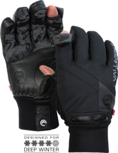 Vallerret Ipsoot Photography Glove - XS on musta talvikäsine, jossa on vahvistetut kämmenet, kuvioidut sormet ja vetoketjullinen takatasku. Merkintä "DESIGNED FOR DEEP WINTER" ja korostettu kolmella lumihiutalekuvakkeella.