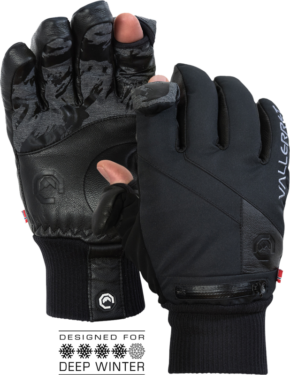 800q-01_114590 Vallerret Ipsoot Photography Glove - XS on musta talvikäsine, jossa on vahvistetut kämmenet, kuvioidut sormet ja vetoketjullinen takatasku. Merkintä "DESIGNED FOR DEEP WINTER" ja korostettu kolmella lumihiutalekuvakkeella.