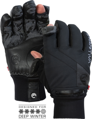800q-01_114590 Vallerret Ipsoot Photography Glove - XS on musta talvikäsine, jossa on vahvistetut kämmenet, kuvioidut sormet ja vetoketjullinen takatasku. Merkintä "DESIGNED FOR DEEP WINTER" ja korostettu kolmella lumihiutalekuvakkeella.