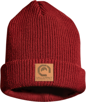 800q-01_114611 Vallerret Beanie - Maroon on punainen neulottu pipo, jossa on taitettu lippa ja ruskehtava laastari, jossa on Vallerretin logo ja tuotemerkki edessä.