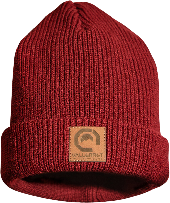 800q-01_114611 Vallerret Beanie - Maroon on punainen neulottu pipo, jossa on taitettu lippa ja ruskehtava laastari, jossa on Vallerretin logo ja tuotemerkki edessä.