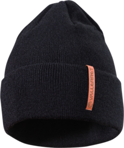 800q-01_114648 Vallerret Beanie Stash - Black on musta neulottu pipo, jossa on taitettu mansetti ja oranssi suorakaiteen muotoinen Vallerret-logomerkki, joka on ommeltu etupuolelle.