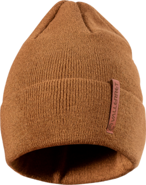 800q-01_114917 Vallerret Beanie Stash - Caramel on ruskea neulottu pipo, jossa on taitettu lippa ja pieni kangasmerkki, jossa on merkintä VALLERRET.