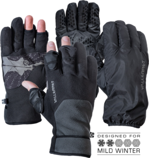 800q-01_116254 Kuvassa on neljä mustaa ja harmaata Vallerret Milford Fleece Gloves (XS) - kahdessa on kuvioitu etupuoli ja kahdessa vedenpitävä takapuoli. Kuvakkeet ja etiketti osoittavat, että nämä käsineet on suunniteltu leutoihin talviolosuhteisiin.
