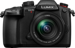 800q-01_116688 Etukuva Panasonic Lumix GH5 II -digitaalikamerasta, johon on kiinnitetty 12-60mm f/3.5-5.6 -objektiivi, jossa näkyy musta runko ja näkyvät painikkeet ja säätimet.