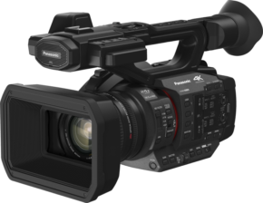 800q-01_121233 Panasonic HC-X2E -videokamera on 4K-ammattilaisvideokamera, jossa on suuri objektiivi, useita hallintalaitteita, yläkahva ja takatähtäin ja joka on suunniteltu teräväpiirtovideokuvaukseen.
