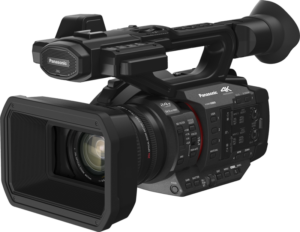800q-01_121233 Panasonic HC-X2E -videokamera on 4K-ammattilaisvideokamera, jossa on suuri objektiivi, useita hallintalaitteita, yläkahva ja takatähtäin ja joka on suunniteltu teräväpiirtovideokuvaukseen.