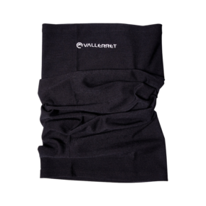 800q-01_126211 Vallerret Wool Neck Warmer (100 % merinovillaa), musta, jossa on valkoinen Vallerret-logo lähellä yläosaa, on kuvattu tasaisena valkoisella pinnalla. Pehmeä merinokangas näyttää hieman ryppyiseltä.