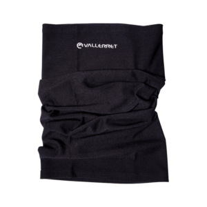 Vallerret Wool Neck Warmer (100 % merinovillaa), musta, jossa on valkoinen Vallerret-logo lähellä yläosaa, on kuvattu tasaisena valkoisella pinnalla. Pehmeä merinokangas näyttää hieman ryppyiseltä.