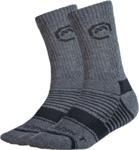 800q-01_126642 Vallerret Merino Wool Crew Sock - Grey Winter (36-40) on harmaa, puoliväliin ulottuva sukka, jossa on uurrettu hihansuu, tummat korostukset, logo lähellä yläosaa, kuvioitu kuviointi ja vahvistetut varpaat ja kantapäät lisäävät mukavuutta ja kestävyyttä.