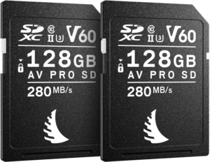 800q-01_127888 Kaksi mustaa ANGELBIRD SD Match Pack for Canon AV Pro V60 Mk2 128GB -korttia (2 kpl), joissa on merkintä SDXC, UHS-II, U3, V60 ja joiden lukunopeus on 280 MB/s, on kuvattu vierekkäin vaaleaa taustaa vasten.