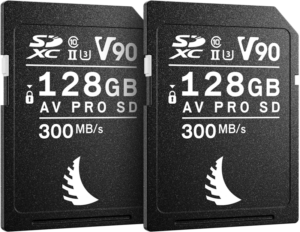 800q-01_127889 ANGELBIRD SD Match Pack for Canon AV Pro V90 Mk2 sisältää kaksi mustaa 128 Gt:n SDXC-korttia, joissa kummassakin on merkinnät "AV PRO SD" ja "V90", ja joissa on 300 MB/s lukunopeus. Kortit on esitetty vierekkäin valkoisella tekstillä ja pienillä logoilla.