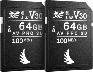 Kaksi ANGELBIRD SD Match Pack for Canon AV Pro V30 64GB -korttia, joissa kummassakin on 100MB/s, V30, U3 ja Class 10 -kuvakkeet, seisovat vierekkäin valkoisella pohjalla.