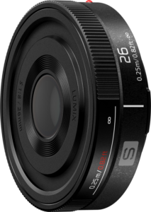 800q-01_128243 Panasonic Lumix S 26mm f/8 -objektiivin lähikuvassa näkyy tarkat merkinnät polttoväliä, aukkoa ja vähimmäistarkennusetäisyyttä varten sekä kuvioidut tarkennus- ja aukkorenkaat.