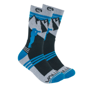 800q-01_129012 Vallerret Merino Wool Crew Sock - Mtn Blue (36-40) -sukissa on mustan, harmaan ja sinisen värinen vuoristomaisema, siniset kantapäät ja varpaat sekä kiipeilijän siluetti sivulla.