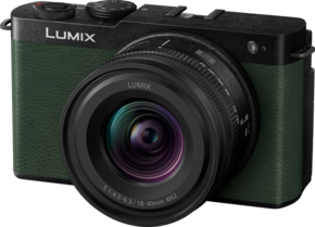 800q-01_129816 Panasonic Lumix S9 Dark Olive 18-40mm f/4.5-6.3 -objektiivilla, jossa on kuvioitu kahva ja säätöpyörät, näkyy edestä vaalealla taustalla.