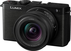Panasonic Lumix S9 Jet Black -digitaalikamera, jossa on 18-40mm f/4.5-6.3 -objektiivi ja jossa on kuvioitu runko, yläpuolella olevat säätöpyörät ja -painikkeet sekä LUMIX-brändi, on kuvattu edestä vasemmalta.