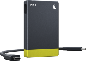 800q-01_130220 Angelbird Cardreader PKT - CFexpress 2.0 Type B on kompakti, suorakulmainen kortinlukija, jossa on harmaa ja keltainen muotoilu, pieni lintulogo ja kiinnitetty punottu USB-C-kaapeli.