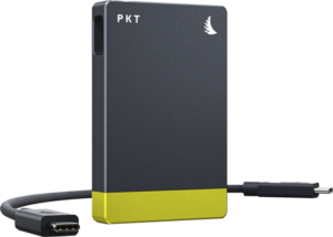 800q-01_130220 Angelbird Cardreader PKT - CFexpress 2.0 Type B on kompakti, suorakulmainen kortinlukija, jossa on harmaa ja keltainen muotoilu, pieni lintulogo ja kiinnitetty punottu USB-C-kaapeli.