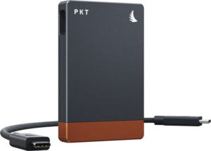 800q-01_130221 Tyylikäs, suorakulmainen Angelbird Cardreader PKT - CFexpress 2.0 Type A, jossa on kuparinen pohja, valkoinen lintulogo ja liitetty USB-C-kaapeli, on sijoitettu yksinkertaista taustaa vasten.