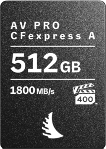 Lähikuva Angelbird CFexpress Type A -muistikortista (512 Gt, VPG400), jonka lukunopeus on 1800 MB/s ja kirjoitusnopeus 1650 MB/s. Kortissa on myös 400-merkkinen klapikorttikuvake.