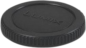 800q-01_2020000242 Panasonic Body Cap G mustaa muovia, jossa on LUMIX-kuvio edessä ja kuvioidut reunat pitoa varten, esillä tavallista taustaa vasten.