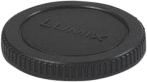 800q-01_2020000242 Panasonic Body Cap G mustaa muovia, jossa on LUMIX-kuvio edessä ja kuvioidut reunat pitoa varten, esillä tavallista taustaa vasten.