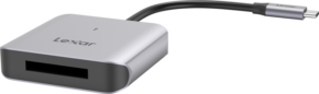 800q-02_125379 Hopeinen Lexar Cardreader CFexpress Type B (LRW510U) USB-C -muistikortinlukija näkyy kulmassa, jossa on näkyvä Lexar-logo ja muistikorttipaikka.