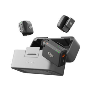 DJI MIC MINI1 DJI Mic Mini 2 (2 TX + 1 RX) -langaton mikrofonijärjestelmä näkyy latauskotelo auki, jossa on kompaktit mustat lähettimet ja vastaanotin, joissa kummassakin on DJI-logo.