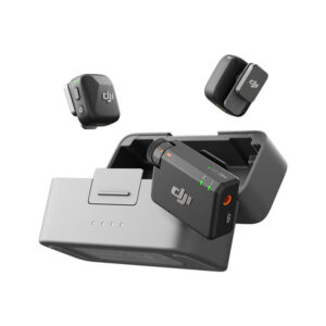 DJI MIC MINI1 DJI Mic Mini 2 (2 TX + 1 RX) -langaton mikrofonijärjestelmä näkyy latauskotelo auki, jossa on kompaktit mustat lähettimet ja vastaanotin, joissa kummassakin on DJI-logo.