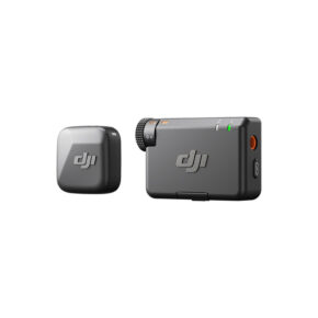 DJI Mic Mini Mustan värinen DJI Mic Mini (1 TX + 1 RX) -langaton mikrofonijärjestelmä näkyy vierekkäin valkoisella pohjalla, molemmissa on DJI-logo ja yksinkertaiset painikkeet.