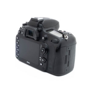 Nikon D610 (SC 36000) + akkukahva - Käytetty