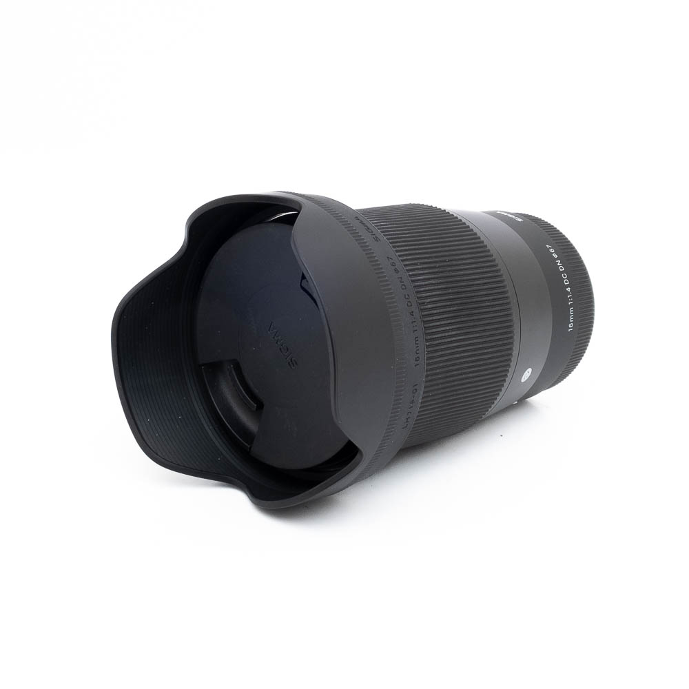 Sigma 16mm f14 DC DN Sony-3-3 Sigma 16mm f/1.4 DC DN C Sony E (Kunto K5) - Käytetty