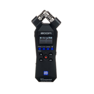 Zoom_H1essential3 Musta Zoom H1essential Handy Recorder, jossa on sisäänrakennetut stereomikrofonit, näyttö, ohjauspainikkeet ja etupuolella "H1essential Handy Recorder" -merkki.