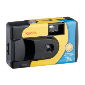 kodak Kodak Daylight -kertakäyttökamera on ulkoilmakuvaukseen tarkoitettu mustakeltainen kertakäyttöfilmikamera, jossa on etsin, objektiivi ja Kodakin tuotemerkki etupuolella.