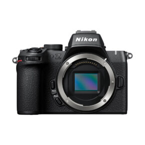 nikon_z50_ii_06 Nikon Z50 II -järjestelmäkameran rungon etukuva ilman objektiivia, jossa näkyy kenno ja säätimet valkoista taustaa vasten.