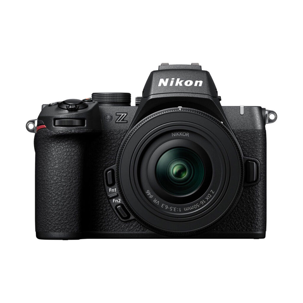 nikon_z50_ii_16-50mm_03 Nikon Z50 II + Nikkor Z 16-50mm f/3.5-6.3 VR on esitetty edestä, ja siinä korostuvat objektiivi, kahva, ohjauspainikkeet ja objektiivin yläpuolella oleva Nikon-logo.