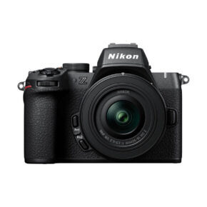 nikon_z50_ii_16-50mm_03 Nikon Z50 II + Nikkor Z 16-50mm f/3.5-6.3 VR on esitetty edestä, ja siinä korostuvat objektiivi, kahva, ohjauspainikkeet ja objektiivin yläpuolella oleva Nikon-logo.