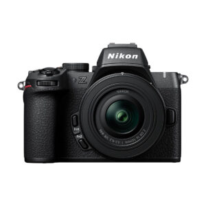 nikon_z50_ii_16-50mm_03 Nikon Z50 II + Nikkor Z 16-50mm f/3.5-6.3 VR on esitetty edestä, ja siinä korostuvat objektiivi, kahva, ohjauspainikkeet ja objektiivin yläpuolella oleva Nikon-logo.