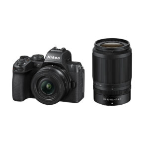nikon_z50_ii_16-50mm_50-250mm_01 Nikon Z50 II, johon on kiinnitetty Nikkor Z 16-50mm -objektiivi, on esillä erillisen Nikkor Z 50-250mm -objektiivin vieressä, molemmat valkoista taustaa vasten.