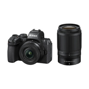 nikon_z50_ii_16-50mm_50-250mm_01 Nikon Z50 II, johon on kiinnitetty Nikkor Z 16-50mm -objektiivi, on esillä erillisen Nikkor Z 50-250mm -objektiivin vieressä, molemmat valkoista taustaa vasten.