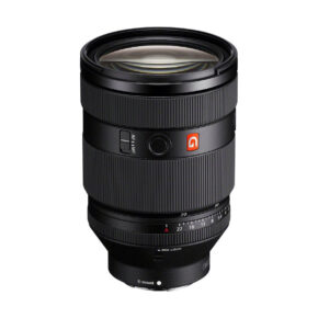 sony_fe_28-70mm_f2_06 Musta Sony FE 28-70mm f/2 GM -objektiivi, jossa on uurrettu tarkennusrengas, AF/MF-kytkin ja punainen G-logo, näkyy valkoista taustaa vasten.